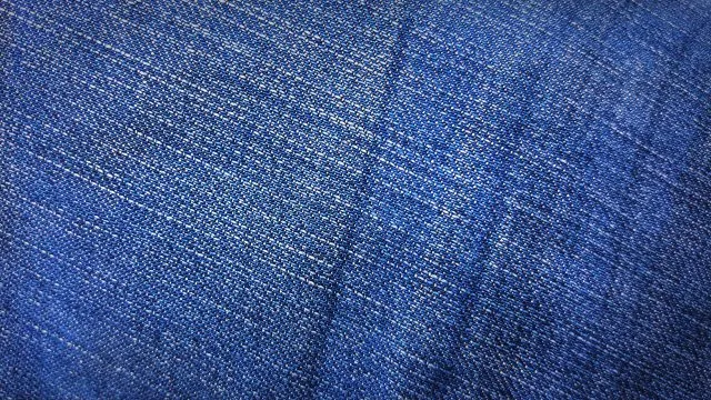 Męskie jeansy skinny – jak je modnie nosić?
