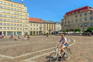 Nowe drewniane belki i krokwie więźby dachowej, widok z poddasza, ukazują sposób montażu konstrukcji dachu